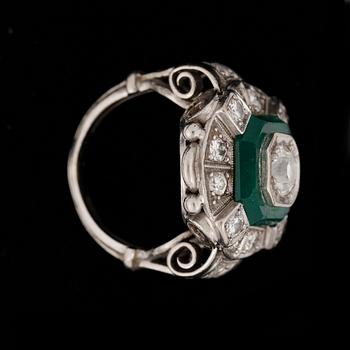 RING, 14k vitguld med gammalslipade diamanter tot ca 0,77ct och grön agat. Art Déco. Vikt 6g.