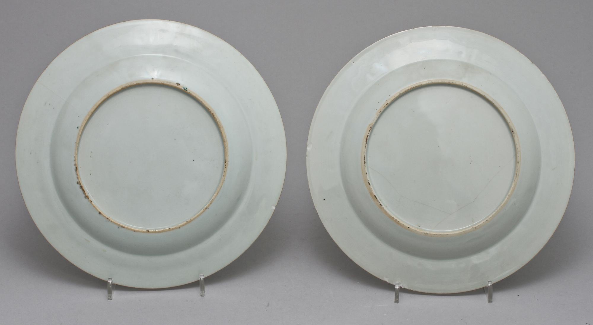 BÄRTALLRIKAR, 2 st samt TALLRIKAR, 2 st, porslin, Kina, 1700-tal.