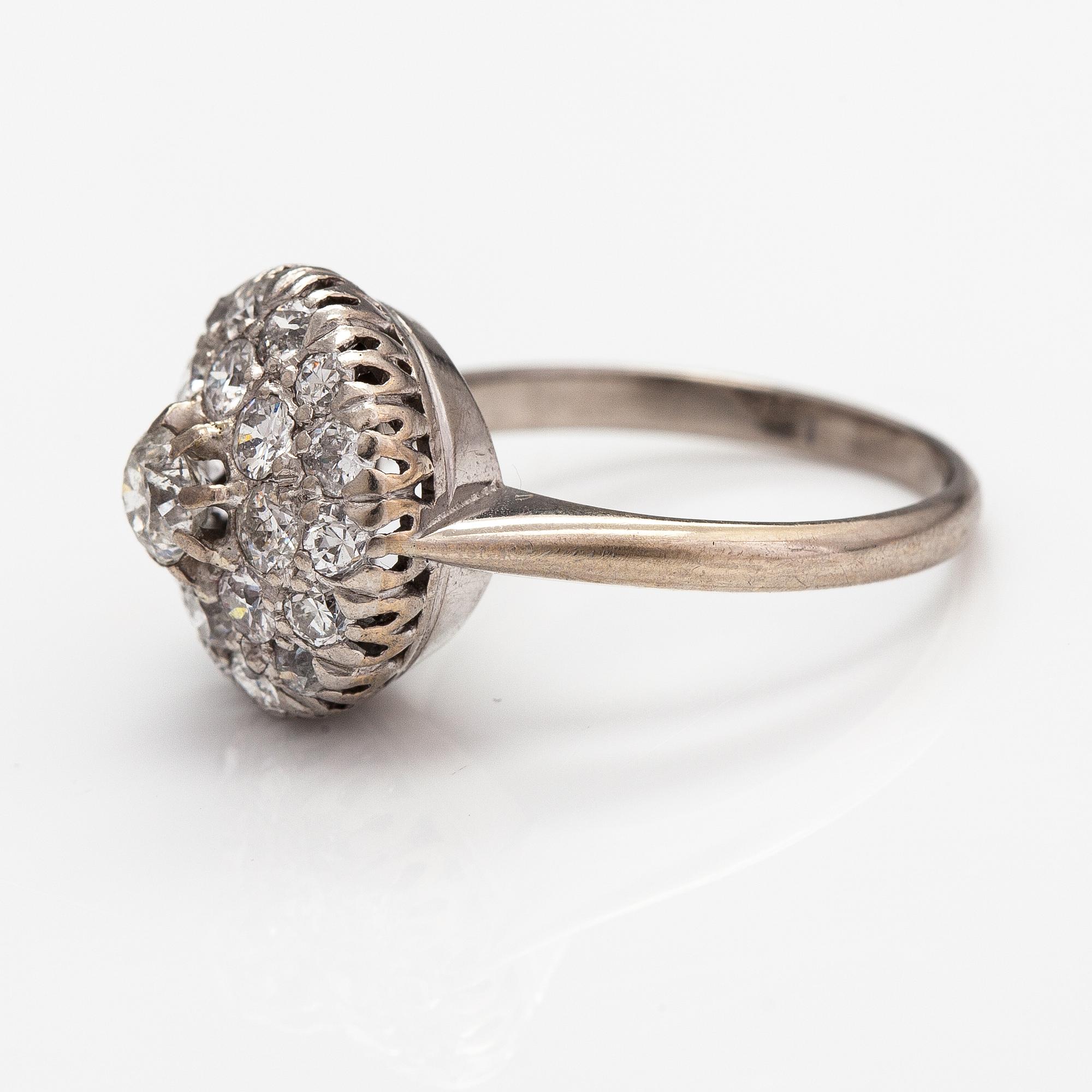 Ring, 18K vitguld och diamanter ca 1.00 ct tot. Hallbergs Guldsmeds Ab, Stockholm 1959.