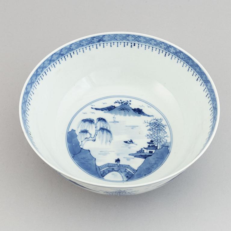 A blue and white bowl, Qing dynasty, 19th century.