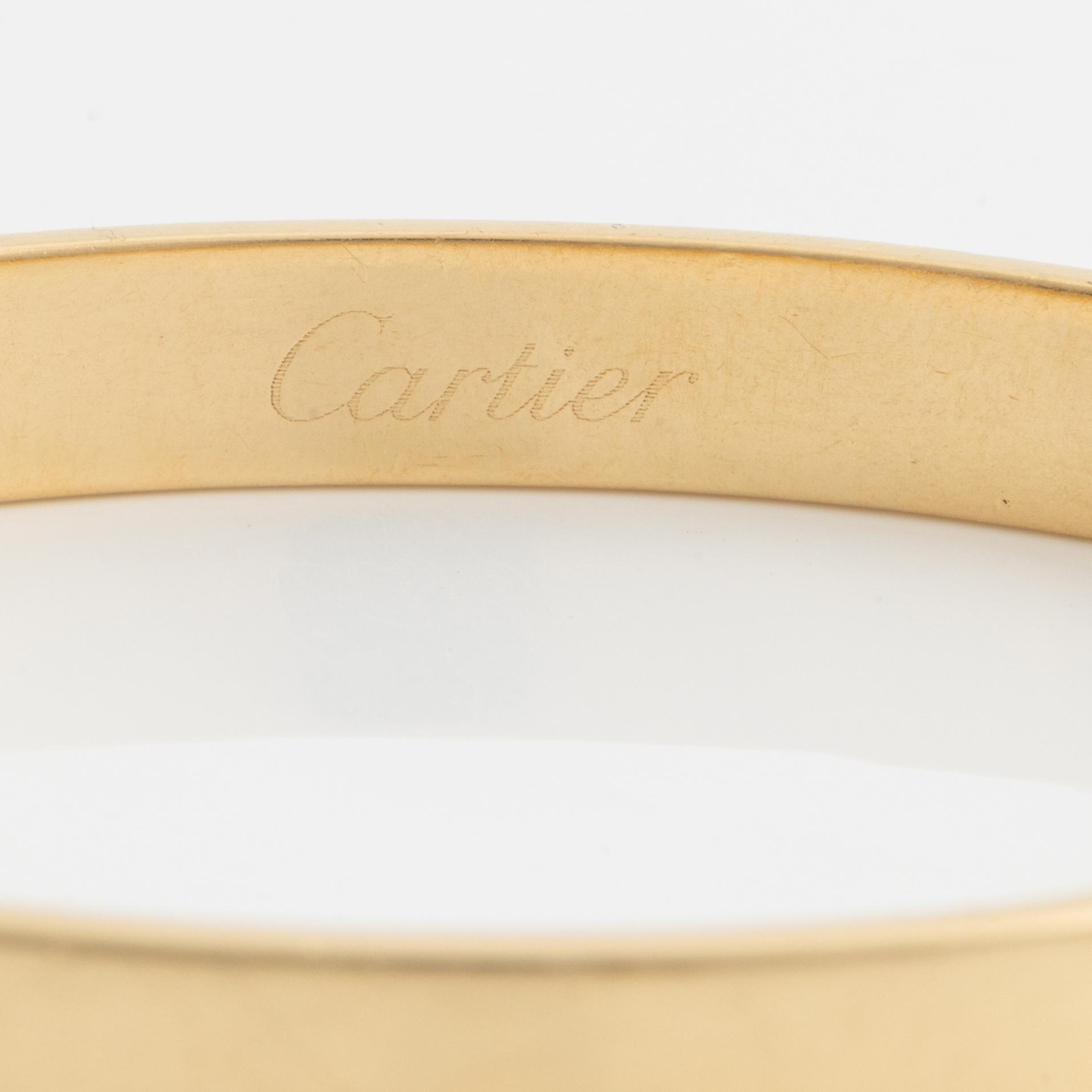A Cartier "Anniversary Bracelet" in 18K gold set with a round brilliant-cut diamond.