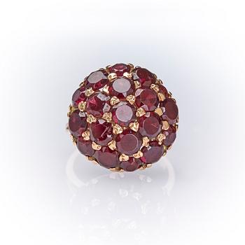RING, 14K guld med fasettslipade granater.
