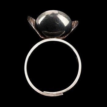 RING, sterlingsilver, Elis Kauppi, Kupittaan Kulta, Åbo 1960-tal. Vikt ca 6,4 g.