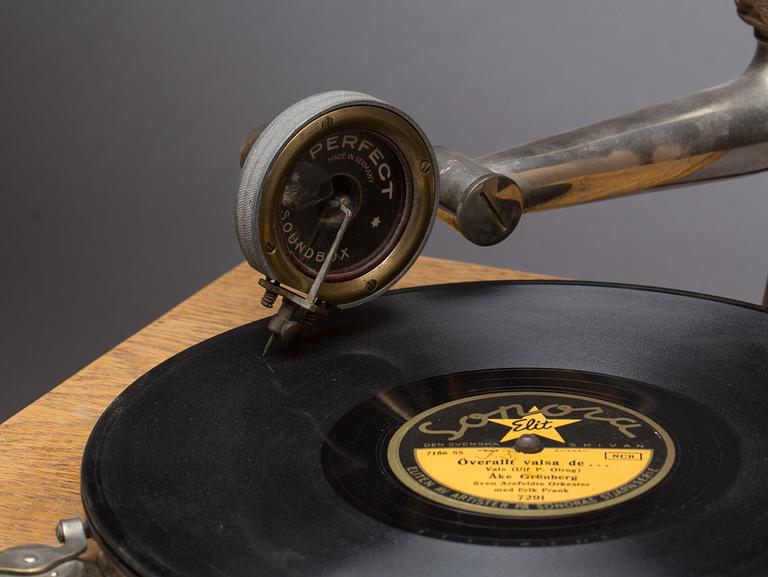 TRATTGRAMMOFON, omkring sekelskiftet 1900.