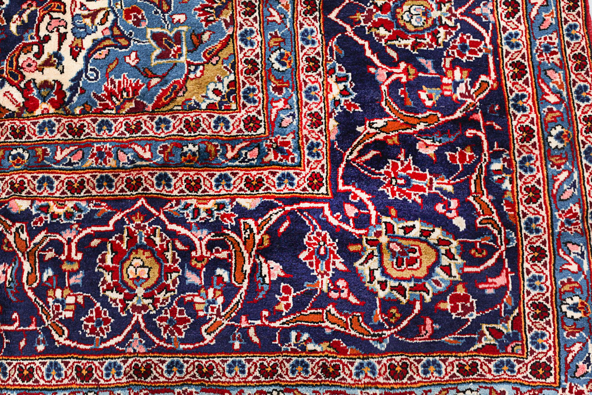 A Keshan rug, ca 420 x 290 cm.