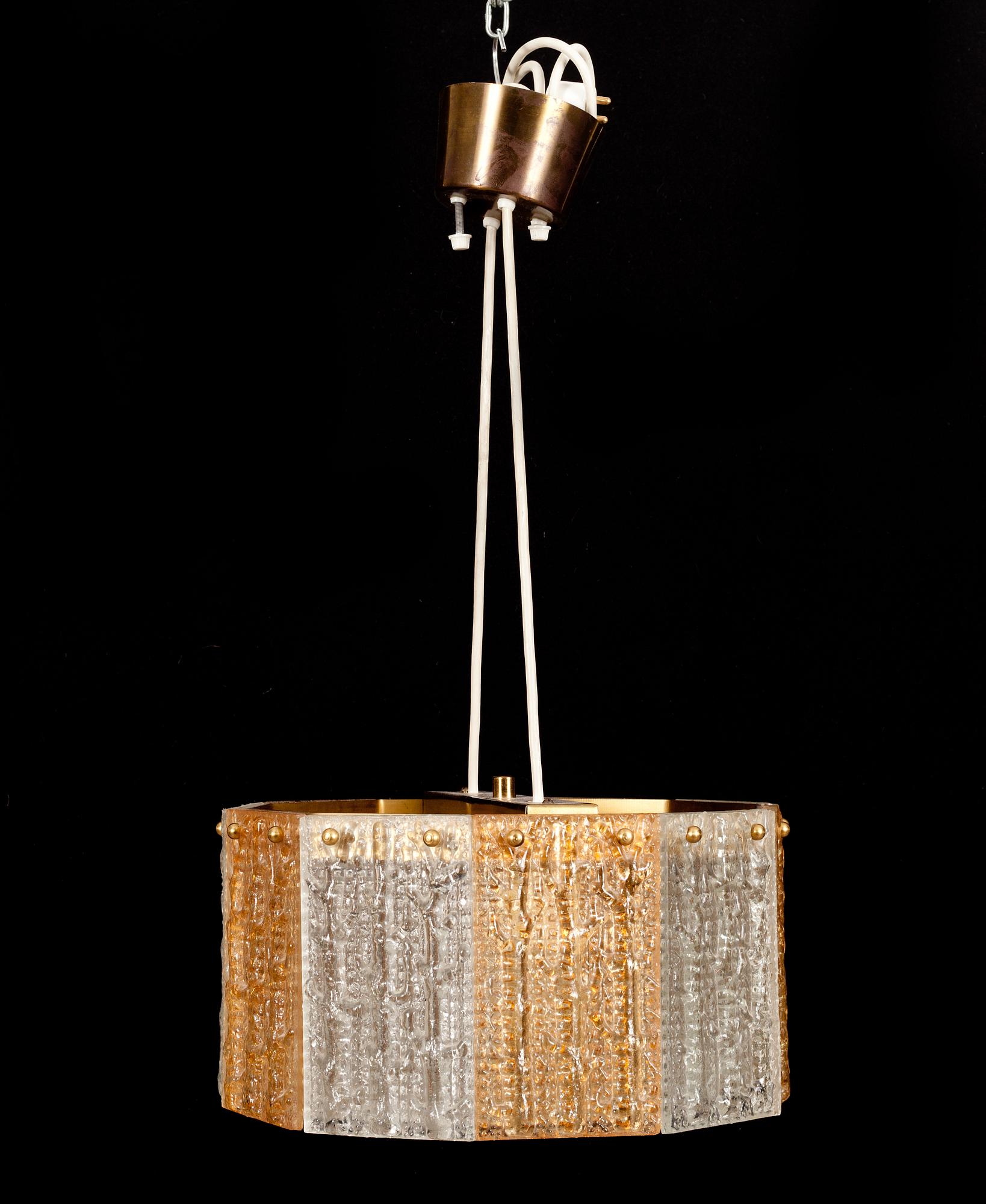 TAKLAMPA, glas. 1900-talets andra hälft. Diam 33 cm.