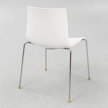 A "Dizzie" table and four "Catifa 46" chairs from Arper.