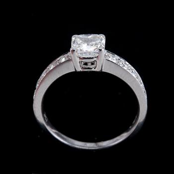 RING, 1 cushionslipad diamant 1.22 ct G/vvs2 + 10 briljantslipade diamanter 0.50 ct. IGI sertifikat.