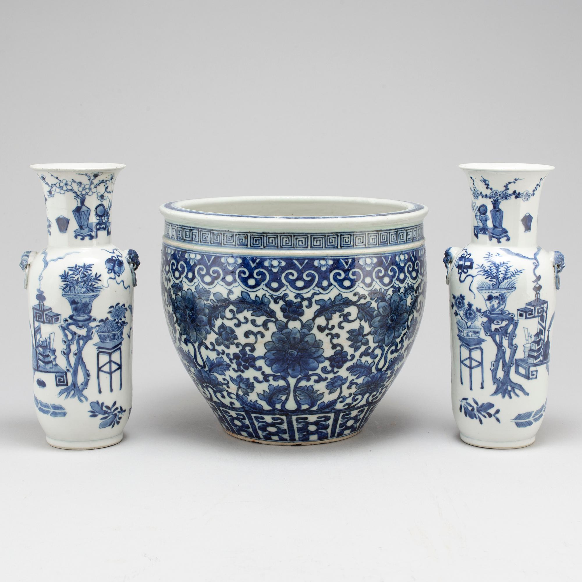 A pair of blue and white vases and pot, Qing dynasty, late 19th century.