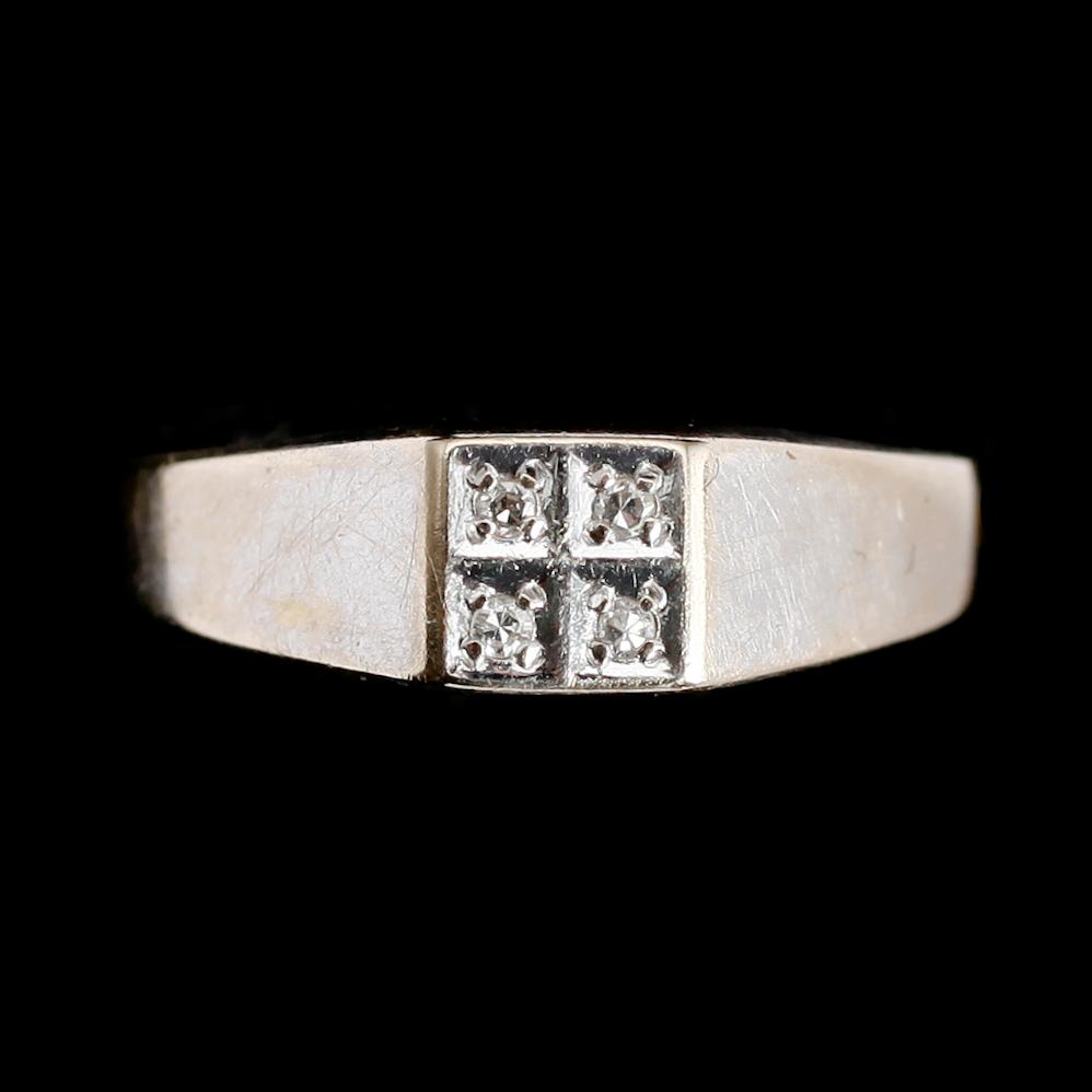 RING, 18 k vitguld med 4 små briljanter. Total vikt ca 2 gram.