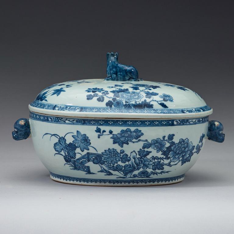 An export porcelain blue and white tureen and cover, Qing dynasty, Qianlong (1736-1795).