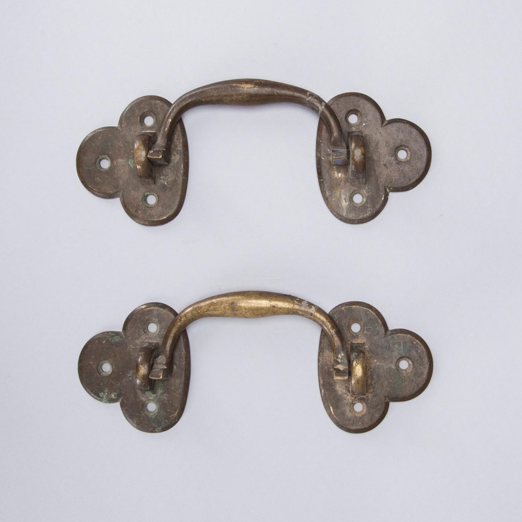 HANDTAG, ett par, brons, 1700-tal.