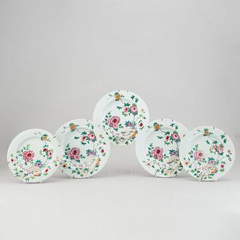 A set of 5 famille rose dinner plates, Qing dynasty, Qianlong (1736-95).