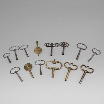 KLOCKNYCKLAR, 14 st, mässing och metall, 1700-1900-tal.