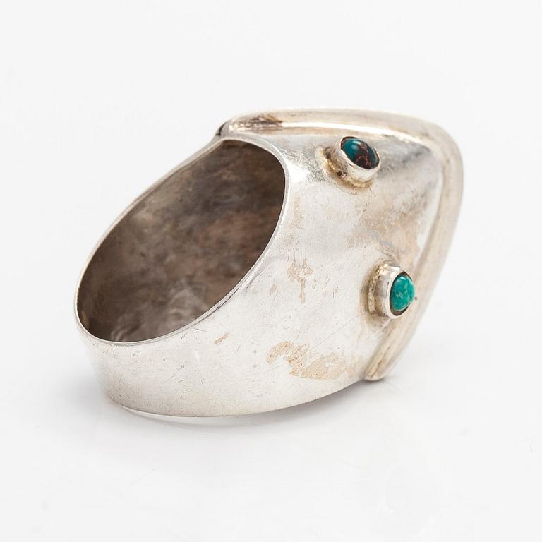 Anna-Greta Eker, sormus hopeaa ja turkooseja , Auran Kultaseppä Turku 1958.