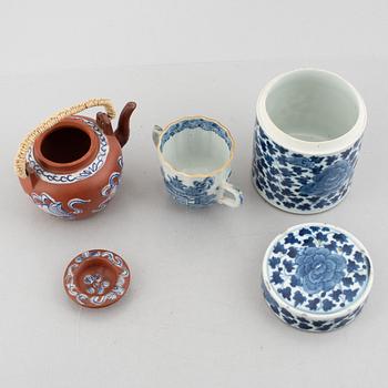 Eleven pieces of Chinese porcelain, 17th to 19th century.