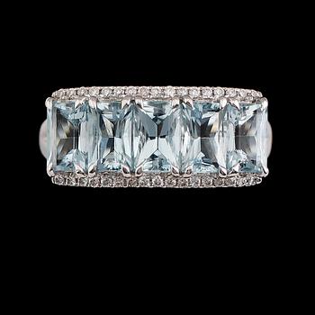 RING, 18 k vitguld, akvamariner och briljantslipade diamanter. Vikt ca 6,1 g.