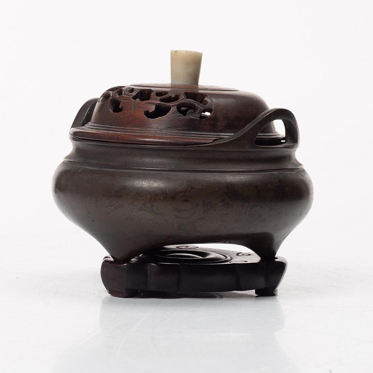 Rökelsekar med lock och ställ, brons, Kina, tidigt 1900-tal.