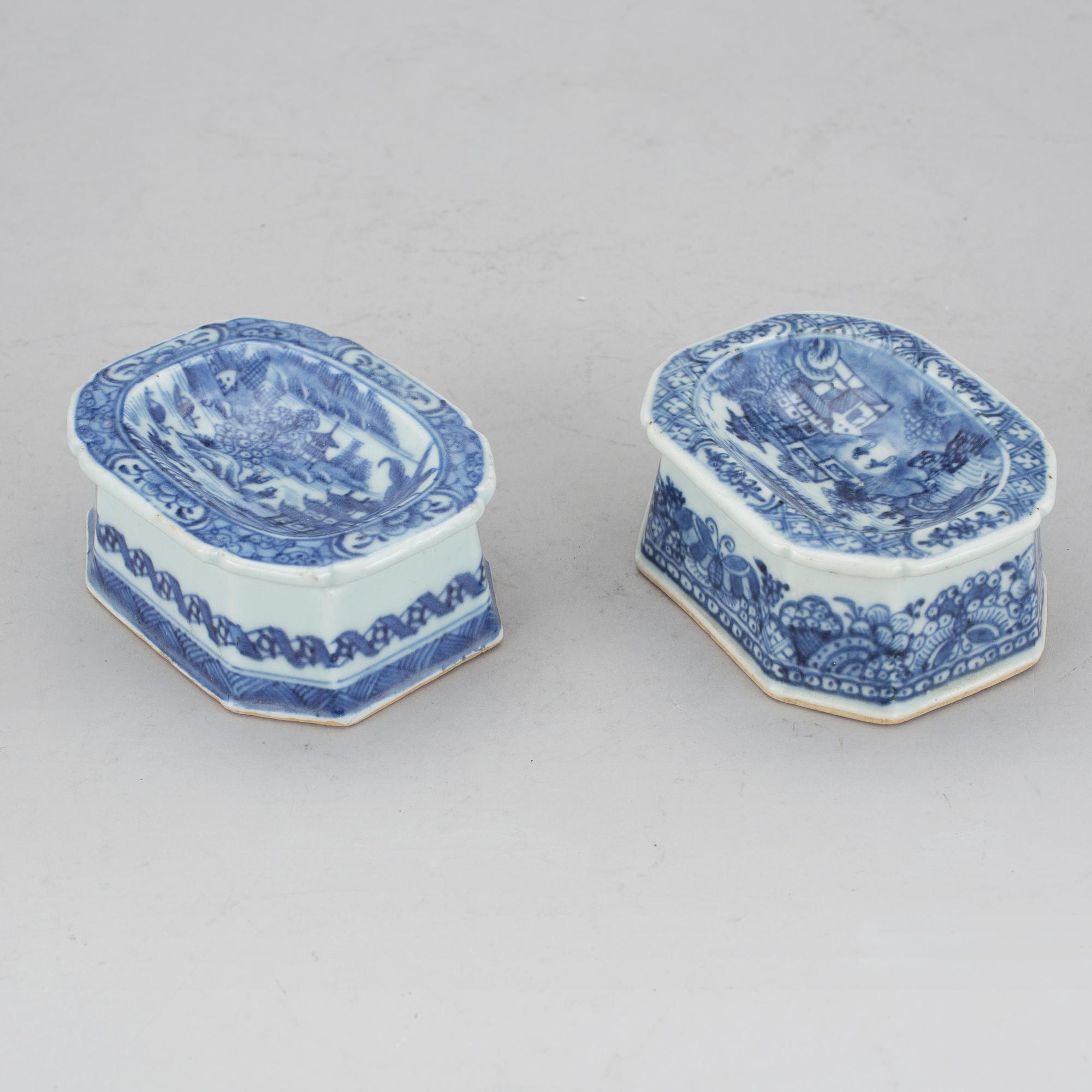 SALTKAR, två stycken, porslin, Kina, Qianlong (1736-1795).