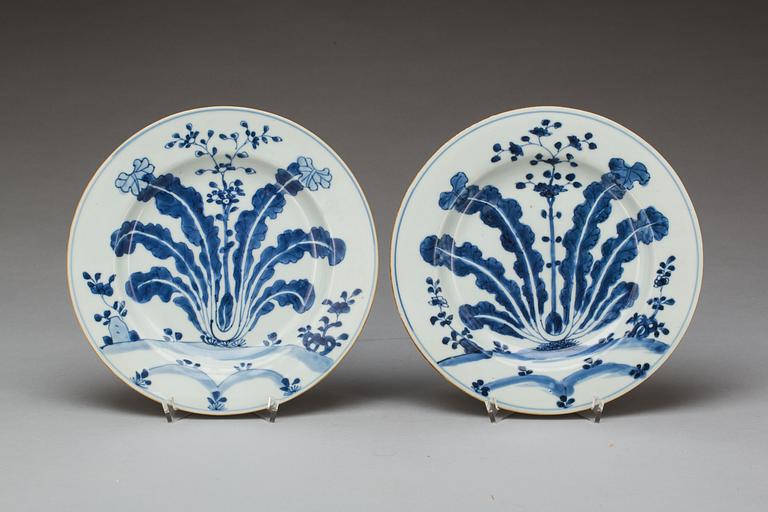 TALLRIKAR, porslin. 2 st. Kina, Qianlong (1735-96).
