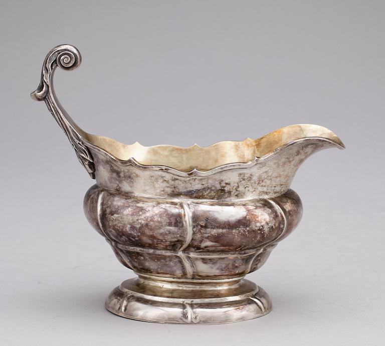 KAFFESERVIS, 3 delar, silver, rokokostil, bla Erik Jönsson, Skara, 1946 resp 48. Vikt ca 1440.