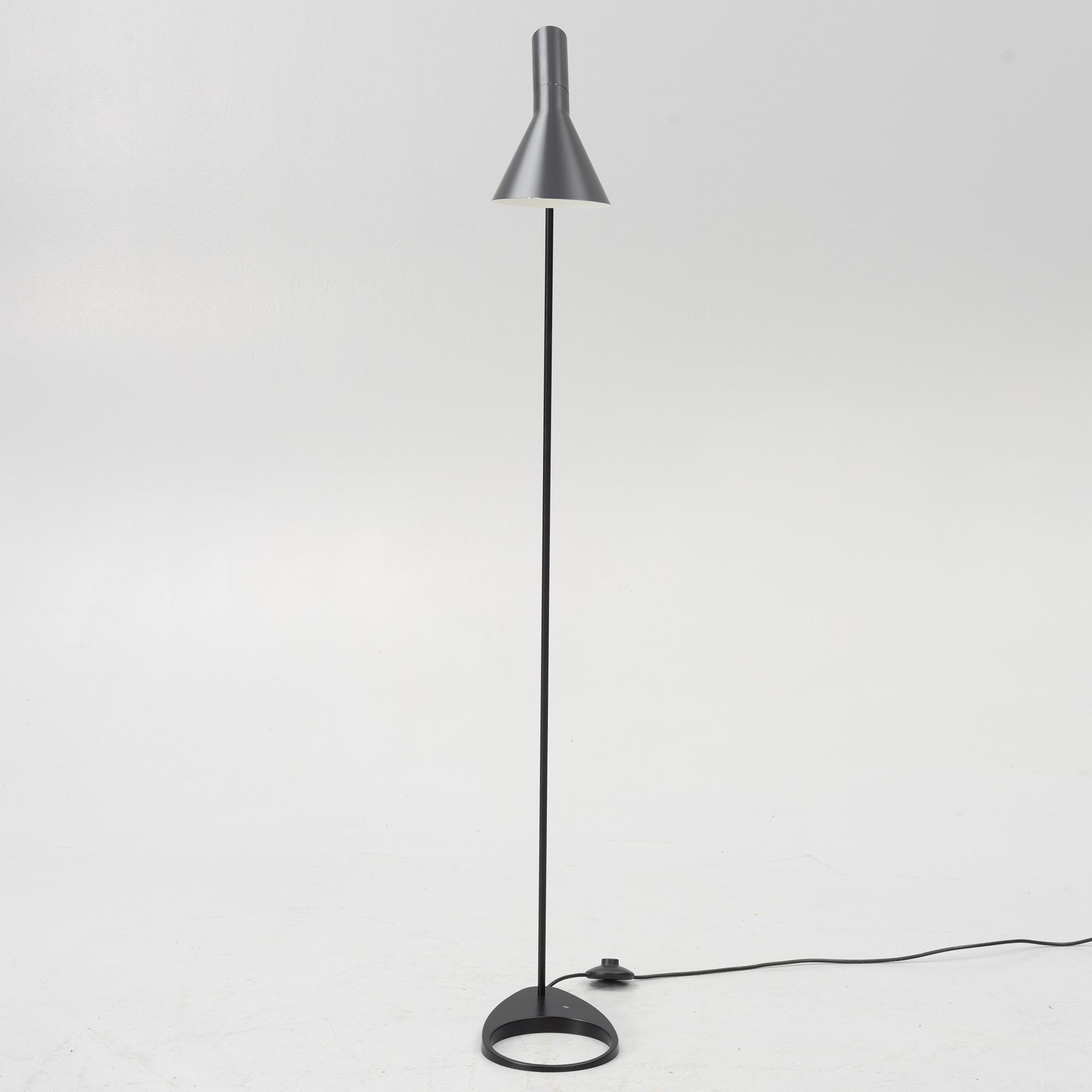Arne Jacobsen, golvlampa, "AJ", Louis Poulsen, Danmark.