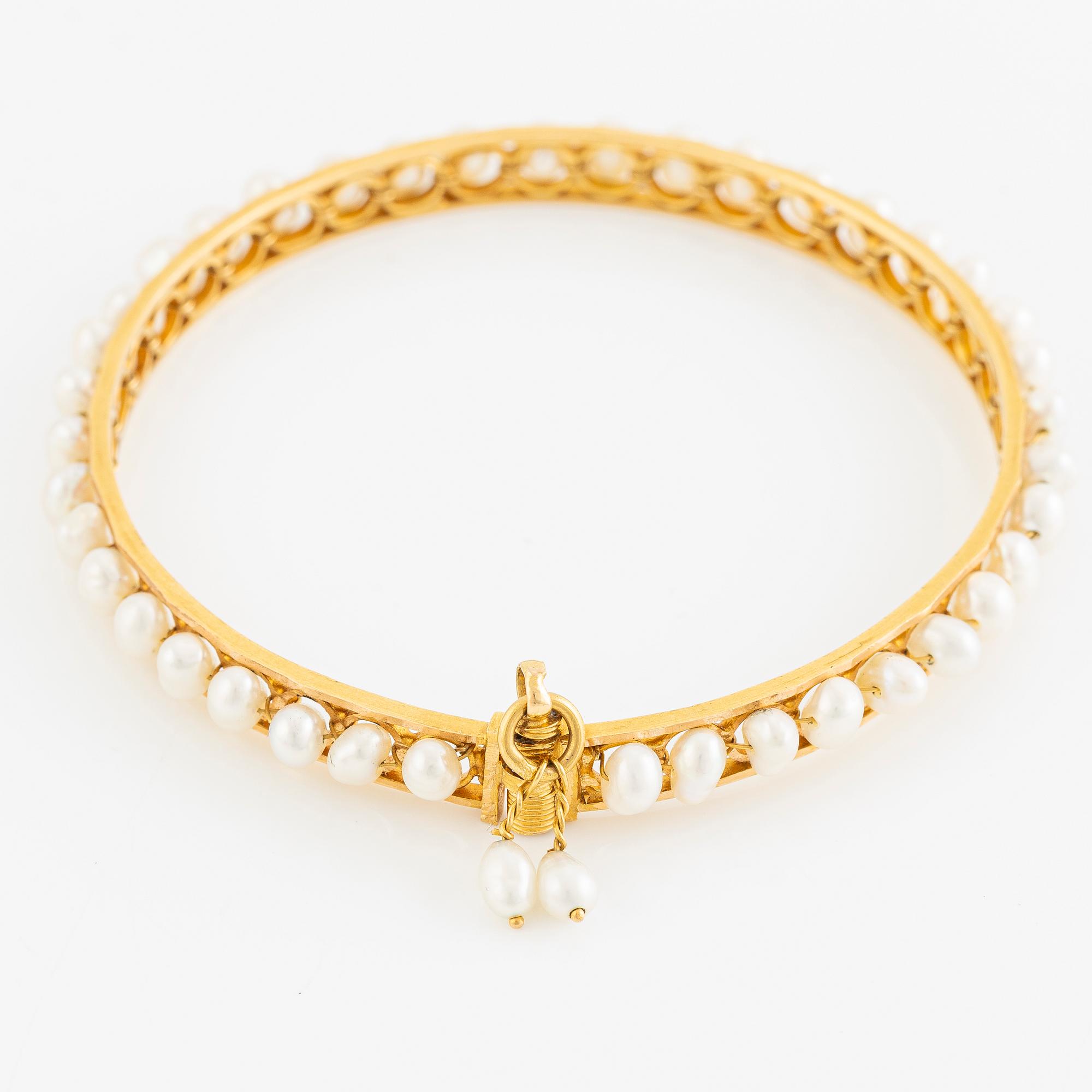 Arm ring, 18K gold with pearls.