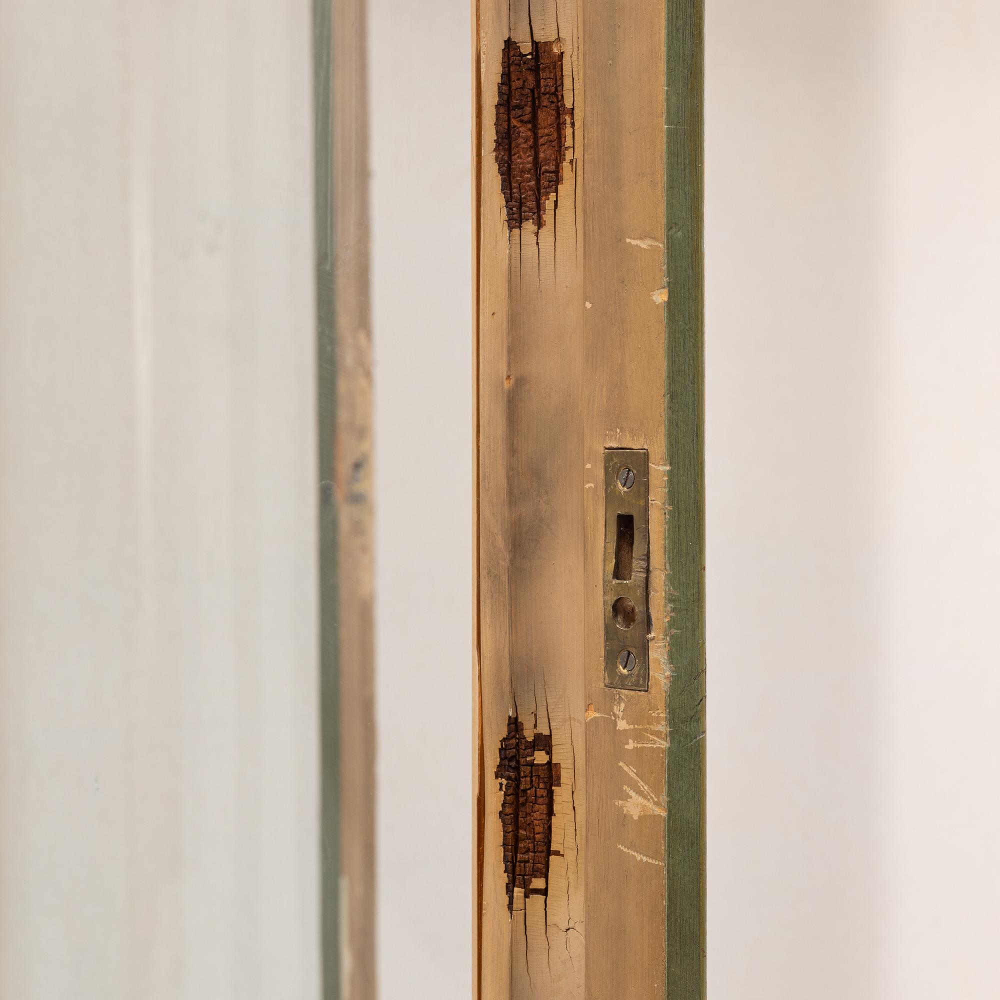 A pair of painted display cabinets, first half of the 20th Century.
