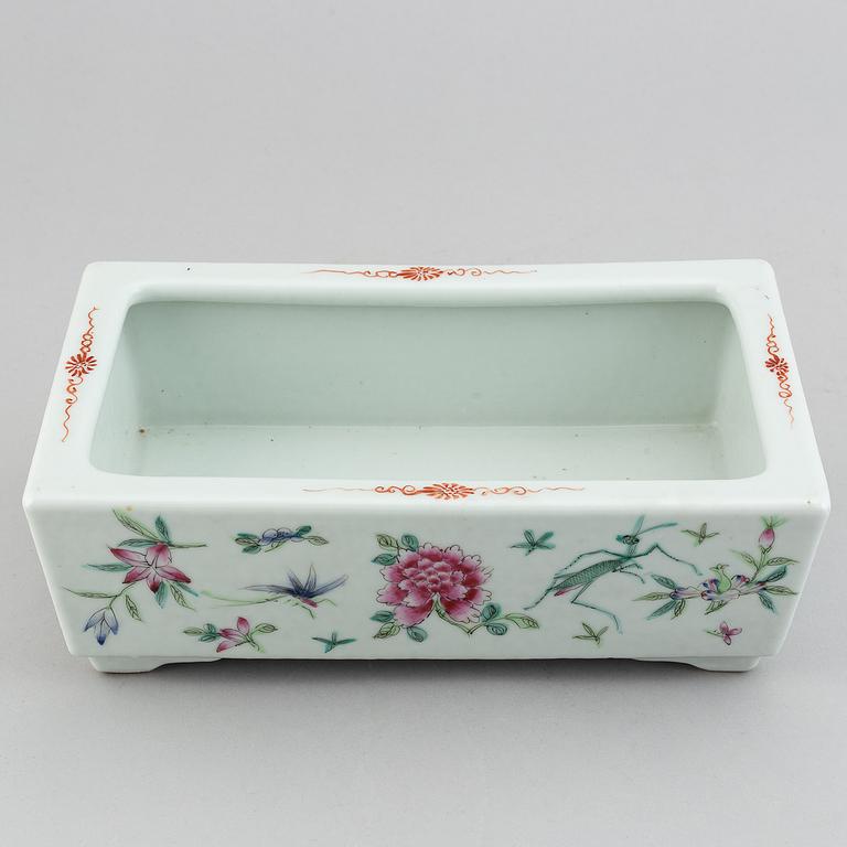 A famille rose basin, late Qing dynasty.