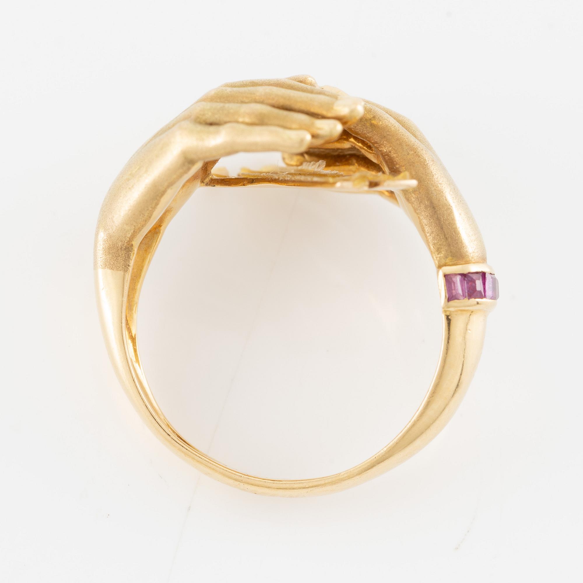 Ring, 18K gold in the form of hands, set with carré-cut rubies.