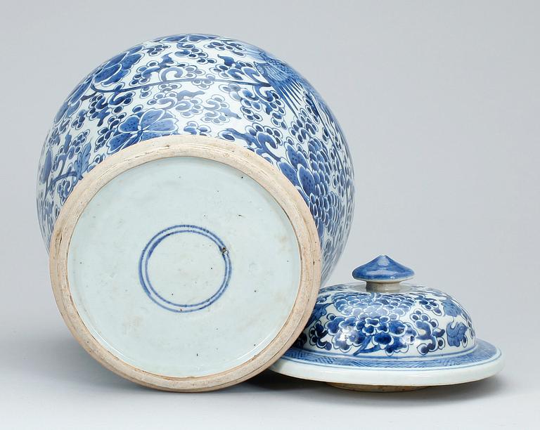 URNA med LOCK, porslin, Kina, Kangxi-stil, 1900-tal.