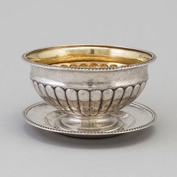 SÅSSKÅL PÅ FAT, silver, Stockholm, 1823-6.