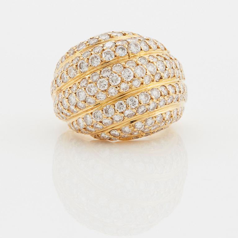 A Cartier ring in 18K gold set with round brilliant-cut diamonds.