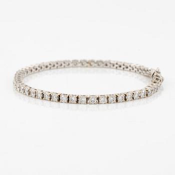 Tennis bracelet 18K white gold with round brilliant-cut diamonds.