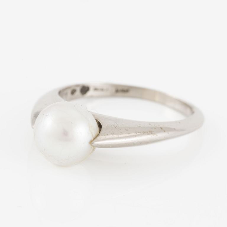 Ring 18K white gold with a cultured pearl.