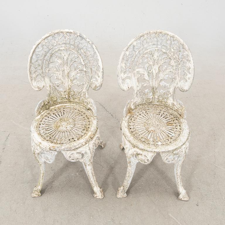 A pair of painted aluminum garden chairs from the second half of the 20th century.