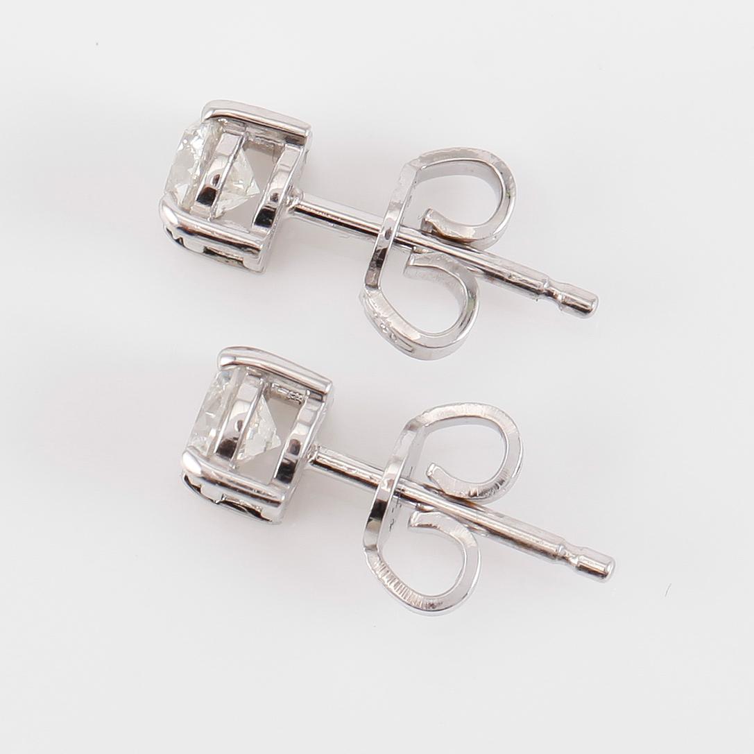 ÖRHÄNGEN, 1 par, 18K vitguld och diamanter tot ca 0.86 ct.