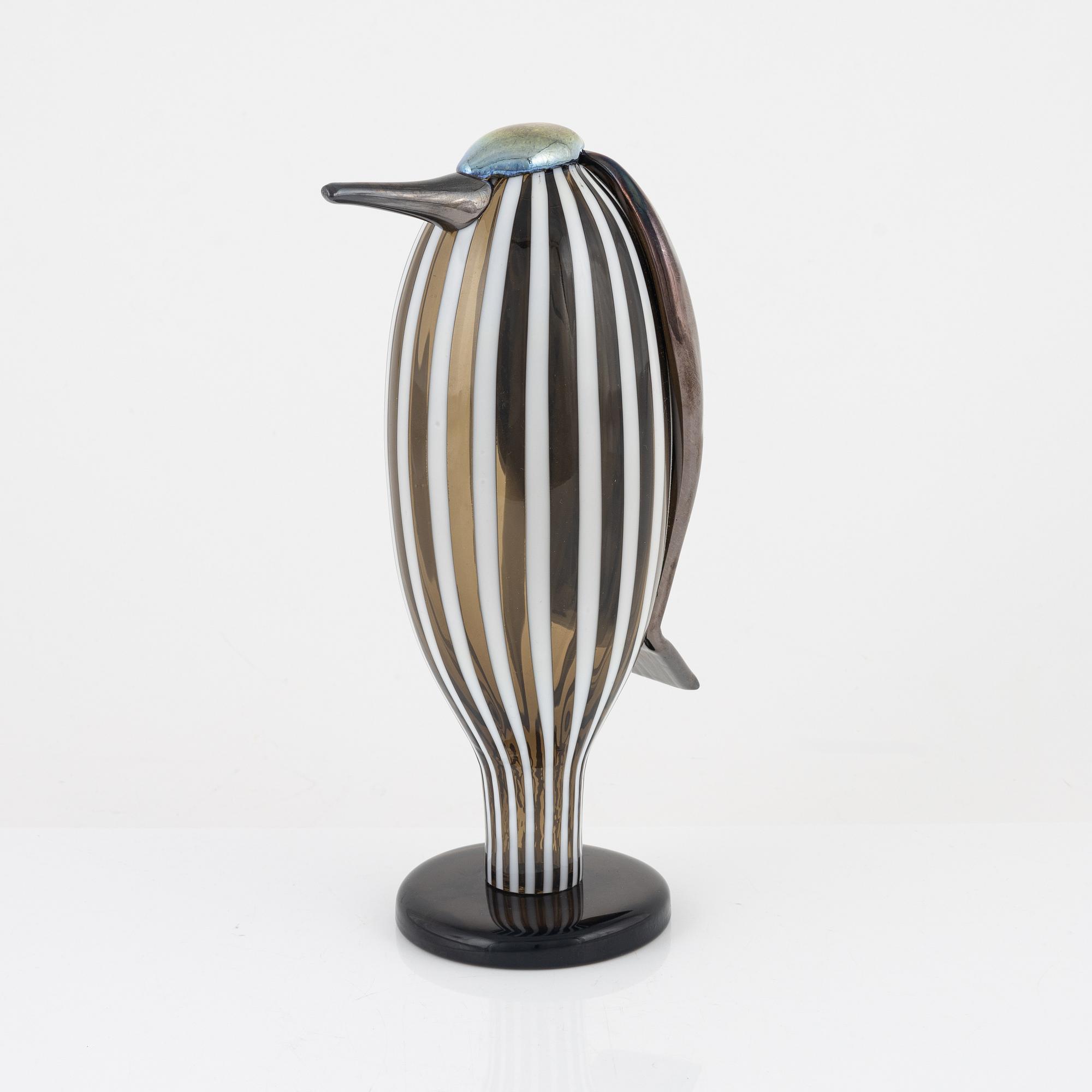 A glass bird by Oiva Toikka for Ittala, signed O. Toikka Ittala.