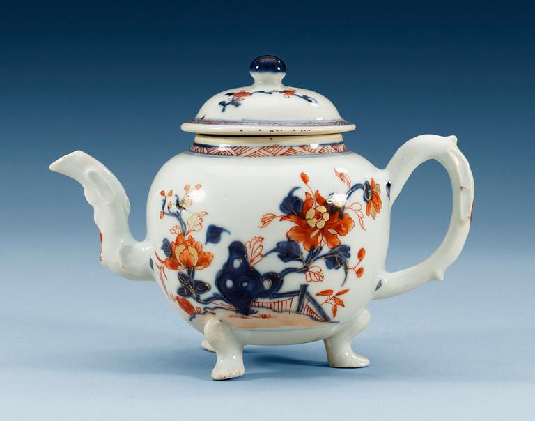 An imari teapot with cover, Qing dynasty, Qianlong (1736-95).