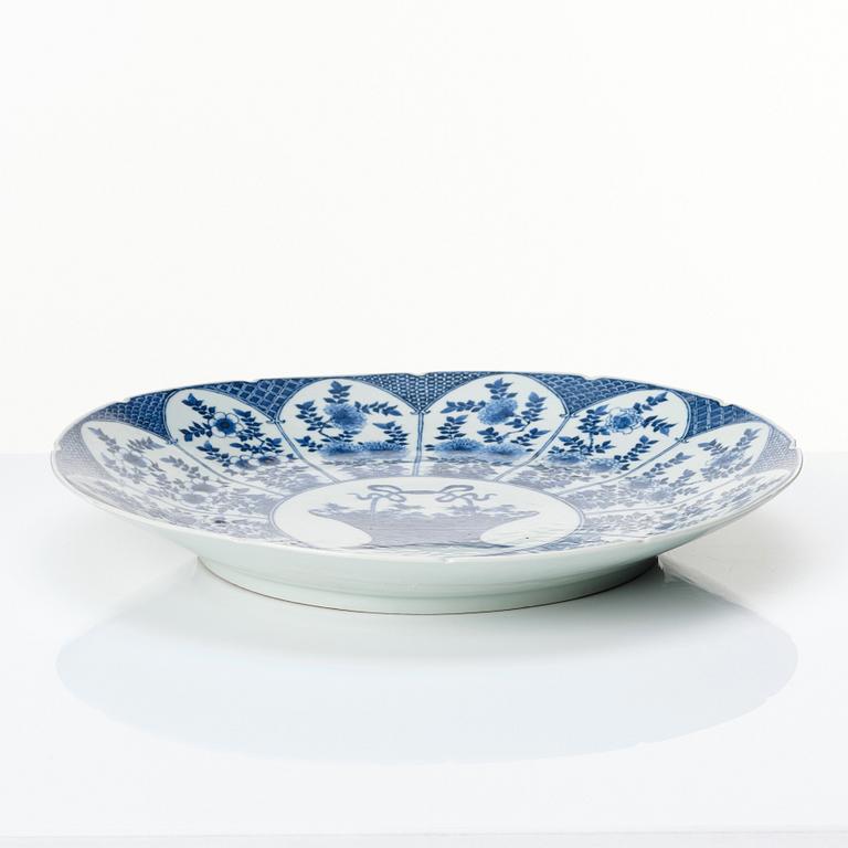 A blue and white dish, late Qing dynasty.