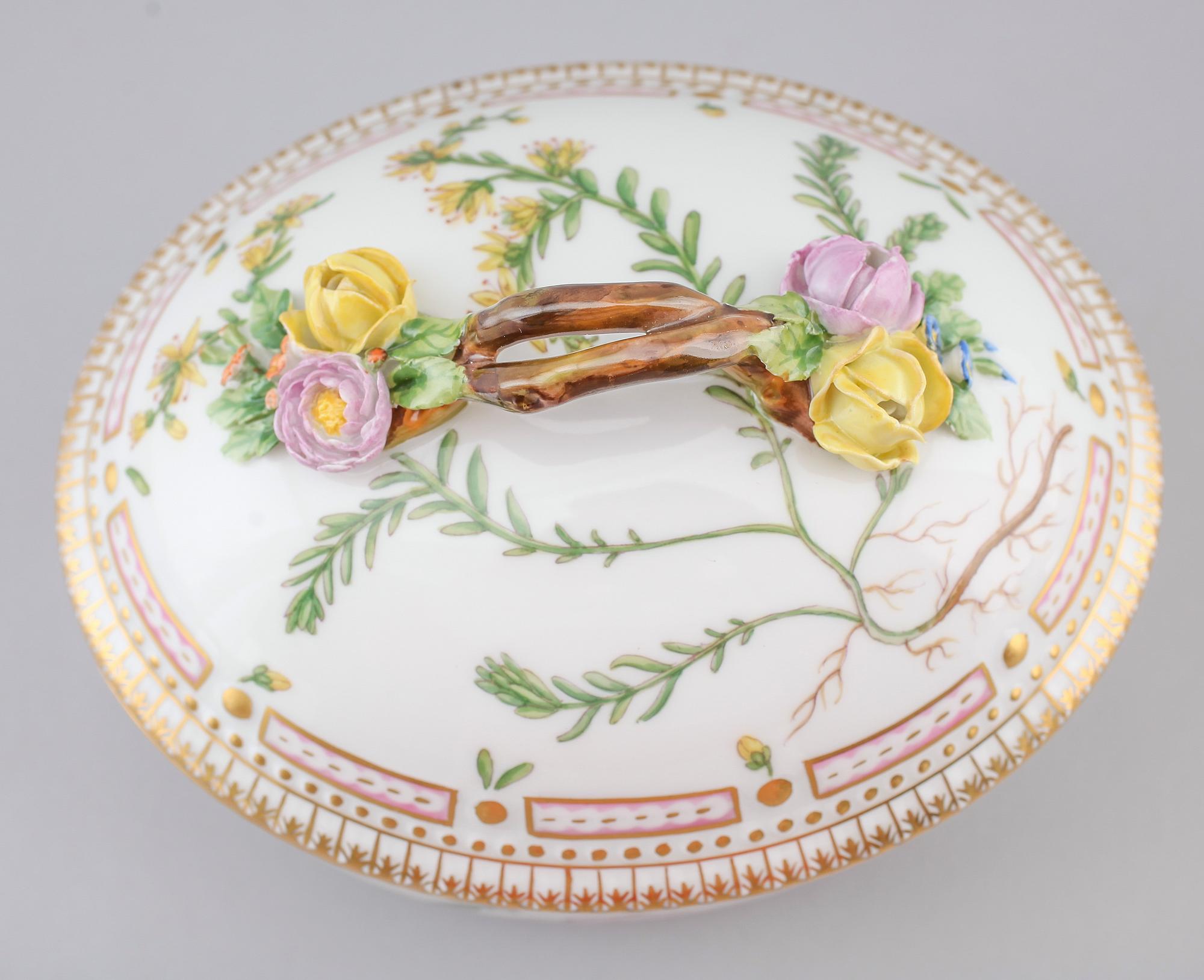 SKÅL MED LOCK. Porslin, "Flora danica", Royal Copenhagen, modellnr 3582.