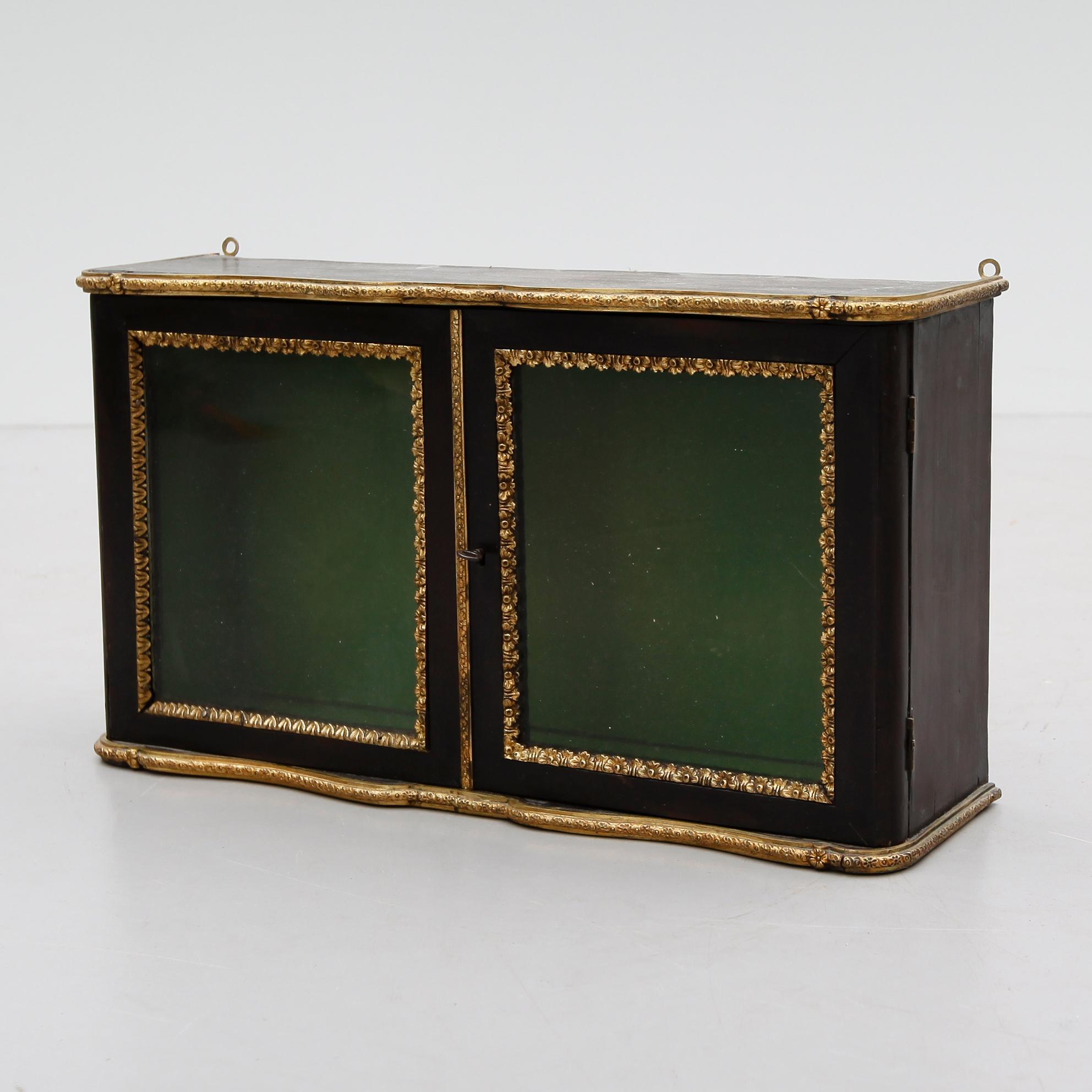 VÄGGVITRINSKÅP, omkring år 1900.