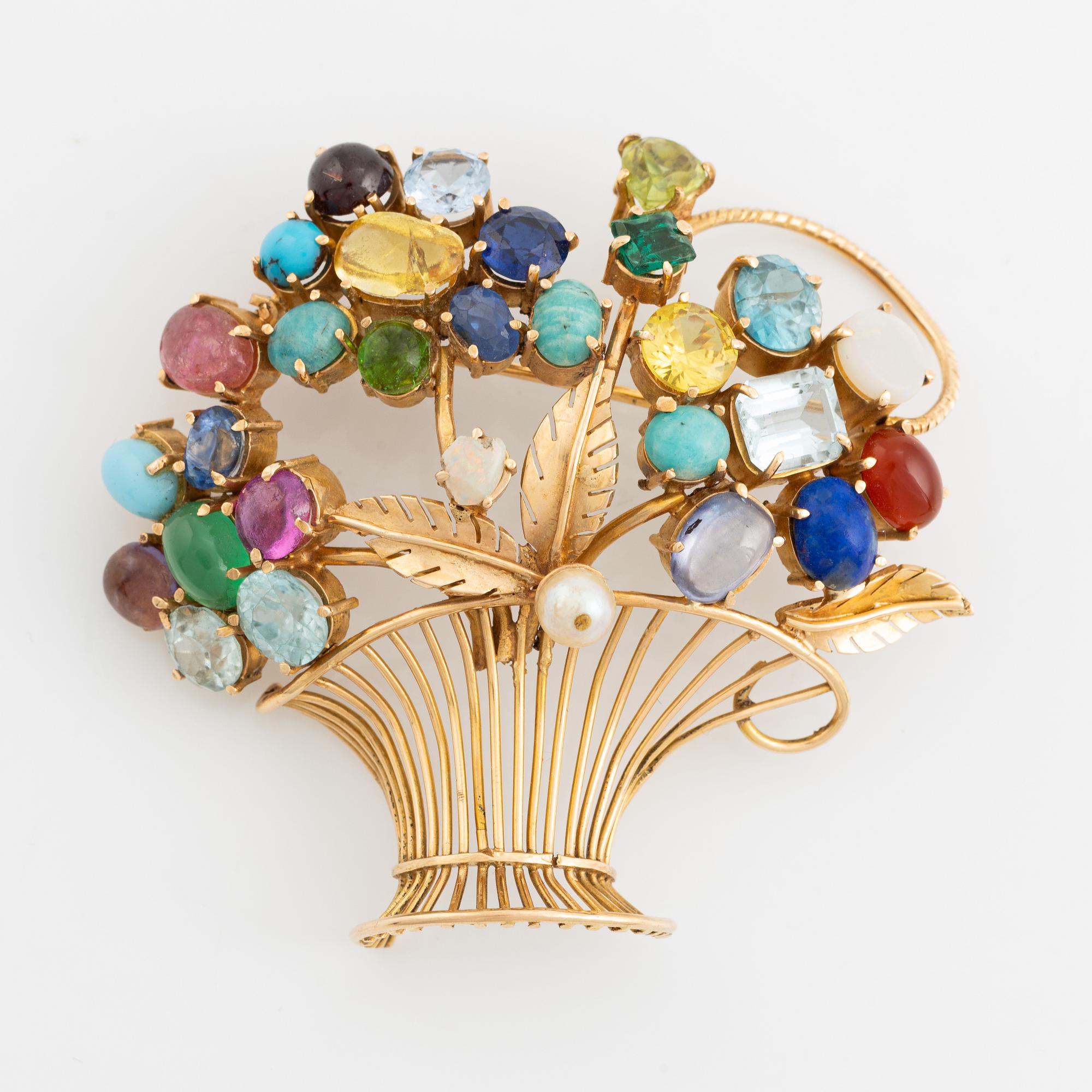 An 18K gold flower basket broosch with gemstones and imitation.