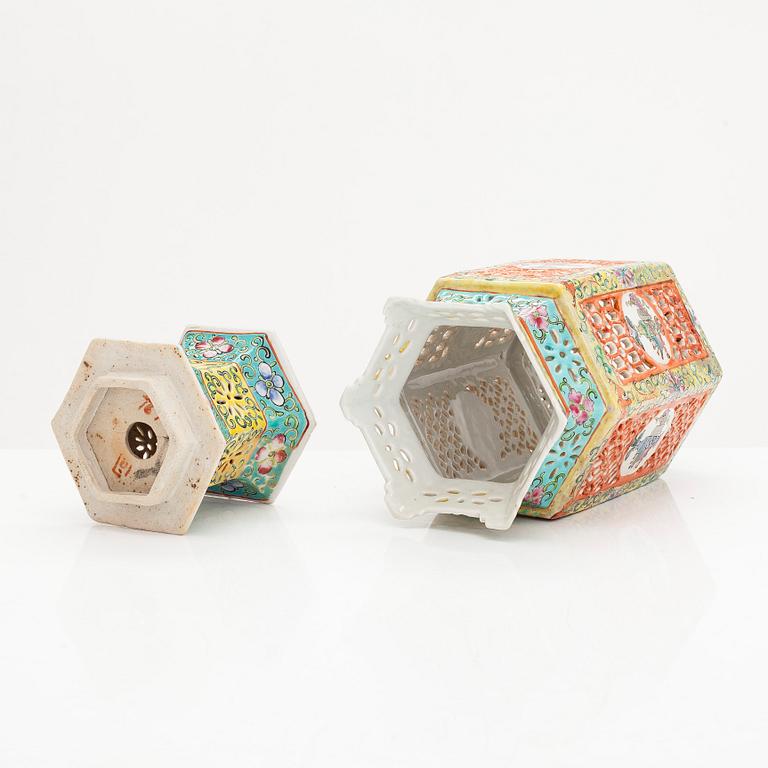 Lyktor, 2 st, porslin, Kina 1900-talets mitt.