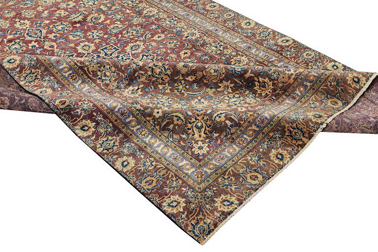 A carpet, Kashan, ca 325 x 209 cm.