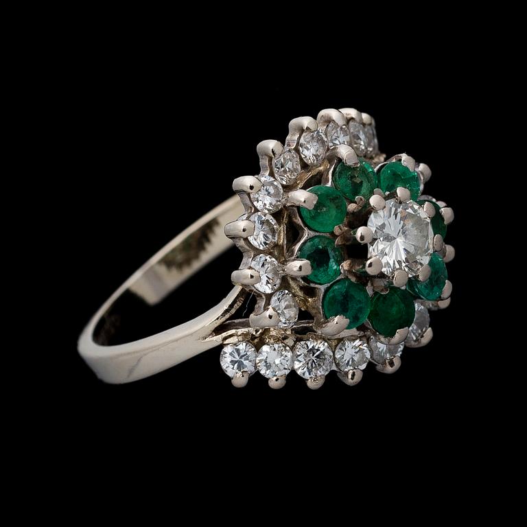 RING, diamanter, smaragder, 18K vitguld. Birmingham.