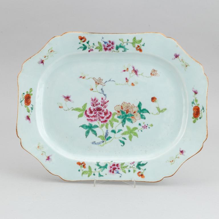 A famille rose decorated porcelain serving dish, Qing dynasty, Qianlong (1736-1795).