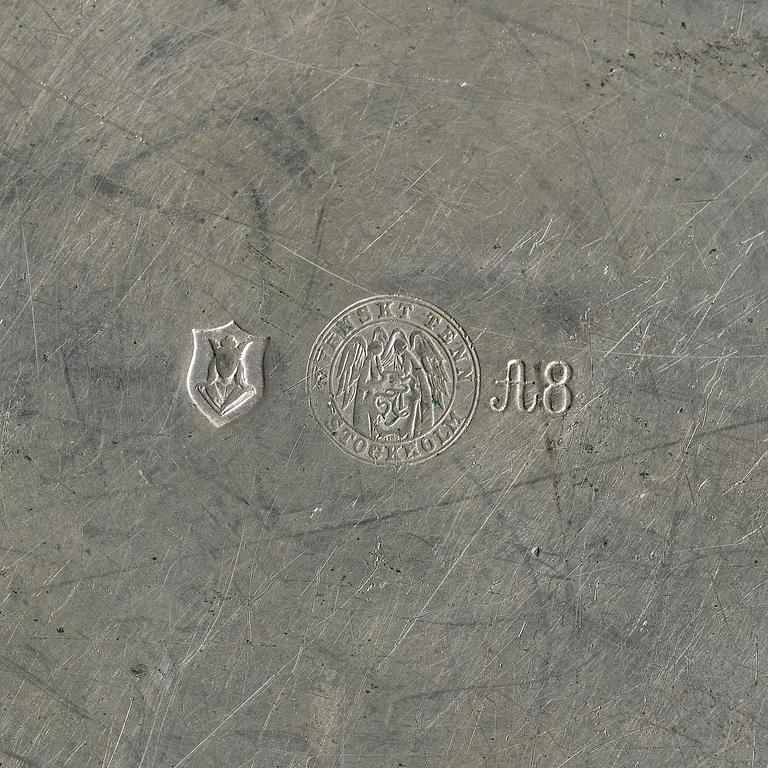 Firma Svenskt Tenn, bricka samt mindre bricka, tenn, Stockholm, 1930 och 1927.