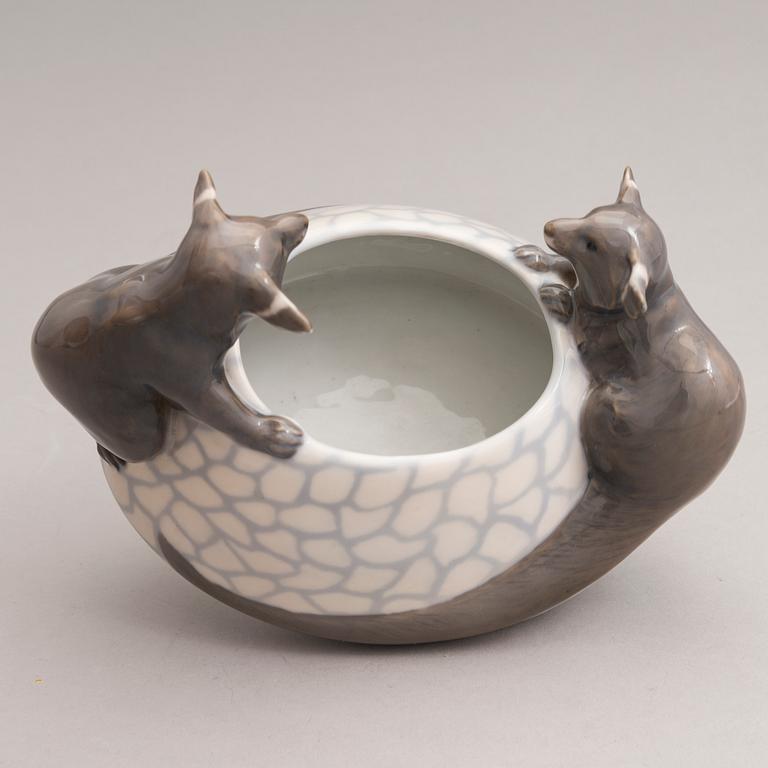 A porcelain bowl, Royal Copenhagen, Danmark 1889-1922.