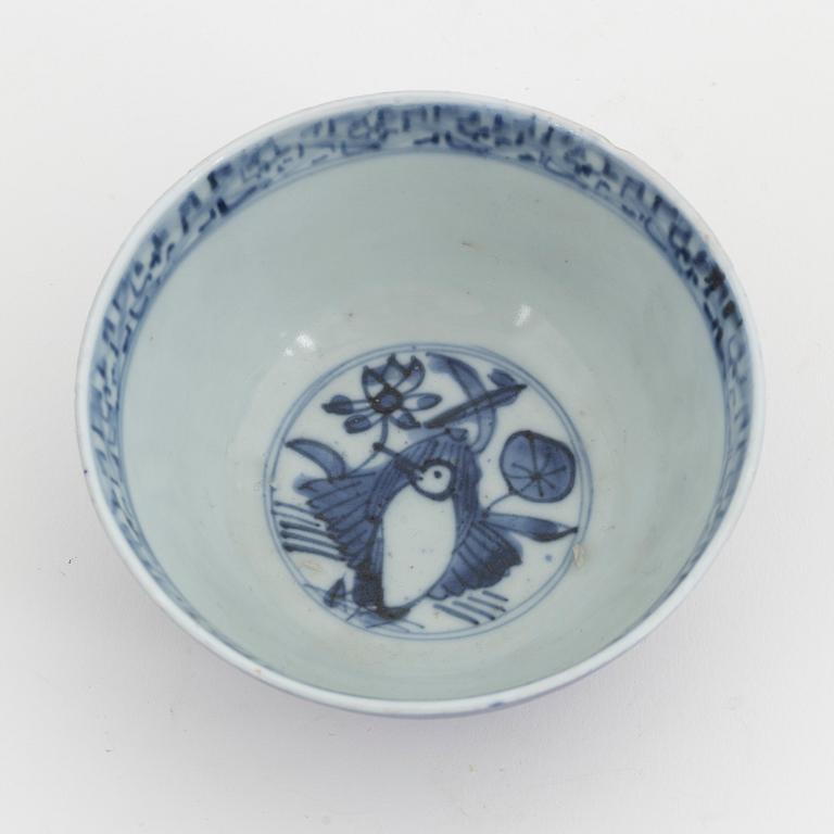 A Chinese porcelain bowl and dish, Ming dynasty 17th Century and Qing dynasty 18th/19th Century.